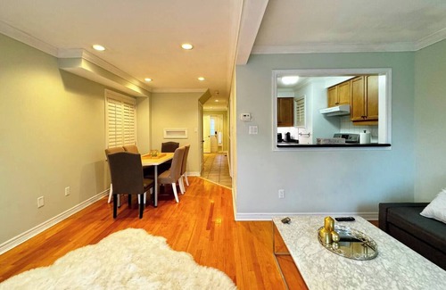 Vaughan House | Cozy Maple Townhouse