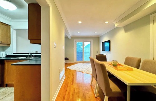 Vaughan House | Cozy Maple Townhouse
