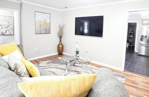Matthews House | Cozy Matthews Getaway – 1 King, 2 Queens, Stylish & Central!