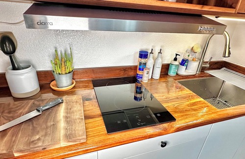 Oakland Apartment | Cozy Maxwell Park Casita with Private Deck & Yard