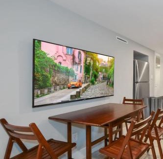 Park View House | Cozy Mid-Century Apartment Steps From Restaurants #DCottage
