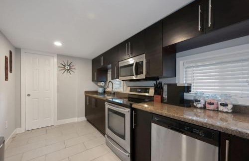 Park View House | Cozy Mid-Century Apartment Steps From Restaurants #DCottage
