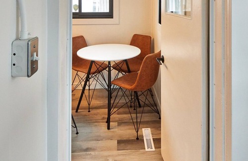 Medicine Hat House | Cozy Mid-Century Modern Home - just steps away from 150km of trails
