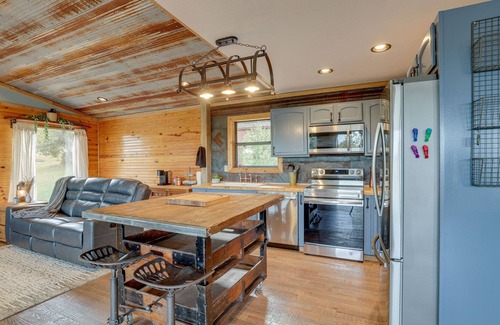 Arrow Point Cabin | Cozy Missouri Cabin w/ Furnished Deck & Lake Views