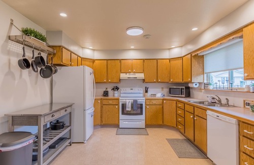 Montrose House | Cozy modern 2BR w/workspace near Main St