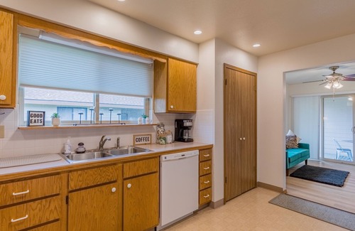 Montrose House | Cozy modern 2BR w/workspace near Main St