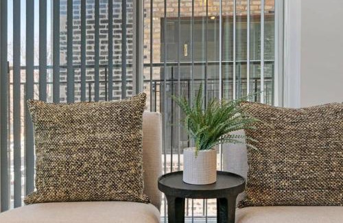 Ukrainian Village Apartment | Cozy & Modern 3BR Apartment - Division 201W 301W REP