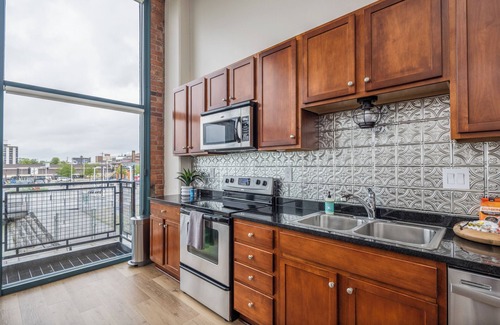 Sandusky Condo | Cozy, Modern Bay Views for Six!