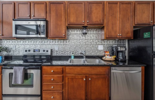 Sandusky Condo | Cozy, Modern Bay Views for Six!