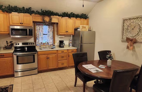 Champion Cabin | Cozy, Modern Cabin ~ Secluded Mountain Escape!
