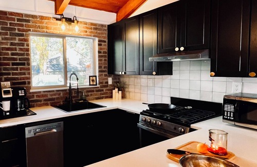 Big Bear Lake Cabin | Cozy Modern Cabin Retreat Couples & Family Escape 1mi to the lake Spa Firepit
