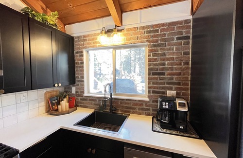 Big Bear Lake Cabin | Cozy Modern Cabin Retreat Couples & Family Escape 1mi to the lake Spa Firepit