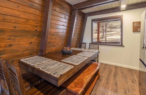 Whispering Forest House | Cozy Modern Cabin w/Large Deck BBQ + Fire Pit