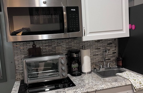Greater Northdale Apartment | Cozy-modern-charming Studio-Converted Garage-WiFi-AC in Northdale Area in Tampa.