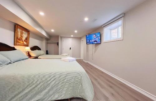 Clanton Park House | Cozy & Modern Ensuite Basement Rooms - Steps to Subway & Downsview Rogers Stadium