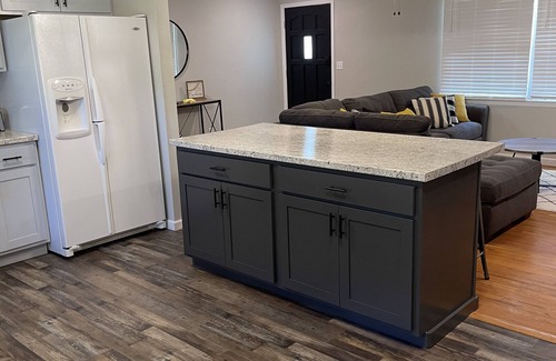 Rolla House | Cozy Modern Farmhouse that Sleeps 8
