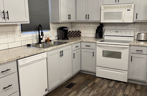 Rolla House | Cozy Modern Farmhouse that Sleeps 8