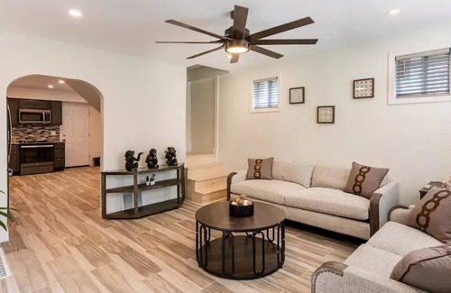 Ferguson House | Cozy, modern home. 10min from airport.