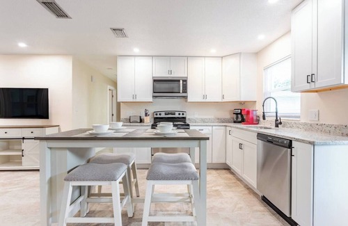 Carlton Stewart Gardens House | Cozy Modern Home –Renovated Retreat,Prime Location