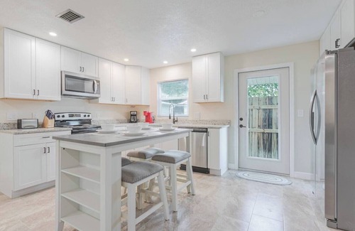 Carlton Stewart Gardens House | Cozy Modern Home –Renovated Retreat,Prime Location