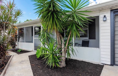 Carlton Stewart Gardens House | Cozy Modern Home –Renovated Retreat,Prime Location
