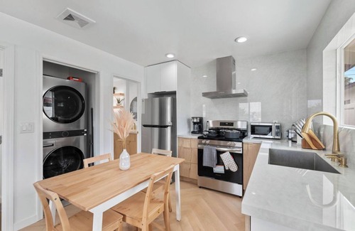 Huntington Beach House | Cozy Modern house in fantastic Fountain Valley near Disneyland