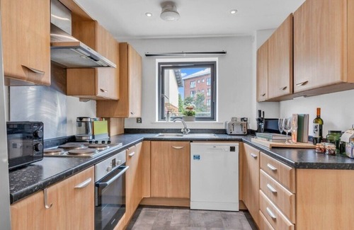 The Westside House | Cozy Modern Retreat:3Bed House|KingSizeBed|Parking