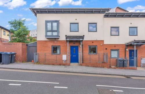The Westside House | Cozy Modern Retreat:3Bed House|KingSizeBed|Parking