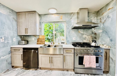 Westminster House | Cozy modern rose house 3-bedrooms pets friendly in Garden Grove, Californian