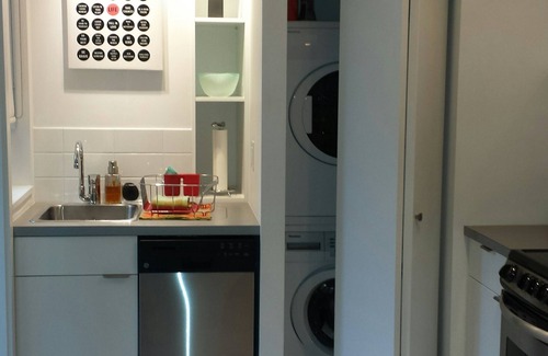 Riley Park House | Cozy Modern Suite In The Heart Of Main Street (MINIMUM 90 DAYS)