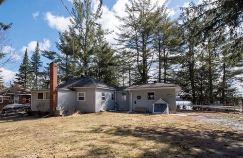 Douro-Dummer Cottage | Cozy, Modern Year-Round Lakefront Cottage with 100ft Shoreline and Stunning View
