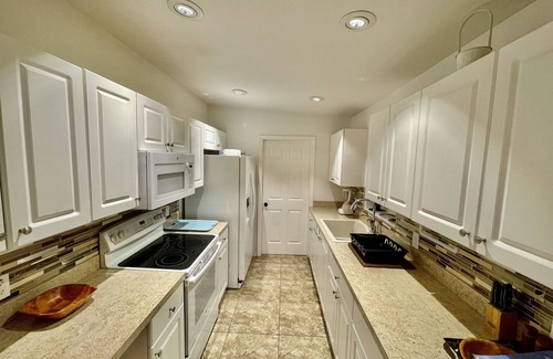 Carver Shores House | Cozy Modest Home near (Universal Studios & iDrive)