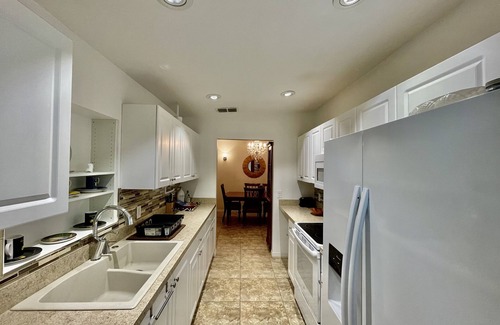 Carver Shores House | Cozy Modest Home near (Universal Studios & iDrive)