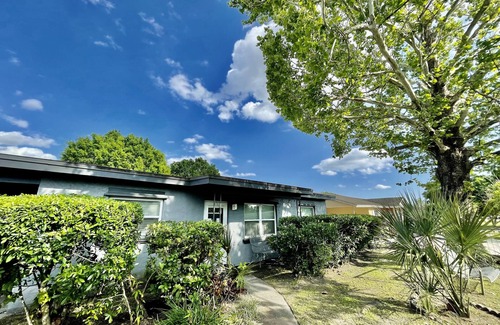 Carver Shores House | Cozy Modest Home near (Universal Studios & iDrive)