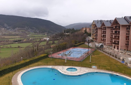 Jaca Apartment | Cozy Mountain Apartment with Pool, Gym, and Parking near Jaca Center