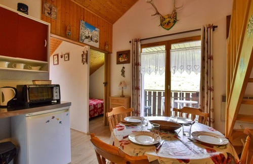 Bernex Apartment | Cozy mountain duplex for 6, near slopes, well-equipped and comfortable in Bernex