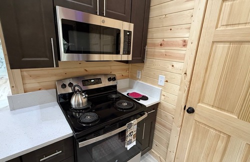 Cleveland House | Cozy Mountain Haven: Luxe Cabin Retreat for Couples & Pups