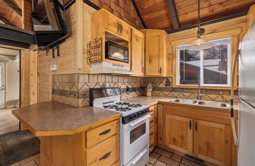 Snowbird Cabin | Cozy Mountain Hideaway w/Wood Stove