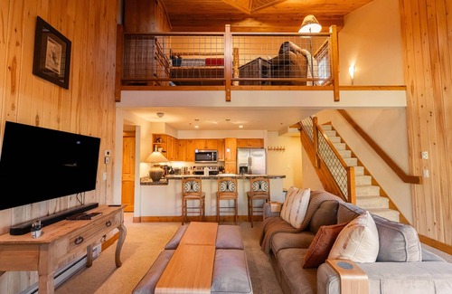 Steamboat Springs Condo | Cozy Mountain Retreat w/Fireplace and Hot Tub