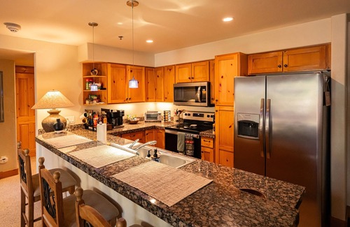 Steamboat Springs Condo | Cozy Mountain Retreat w/Fireplace and Hot Tub