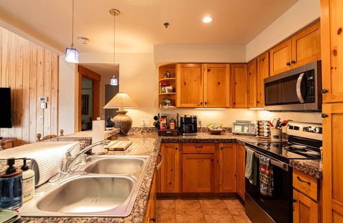 Steamboat Springs Condo | Cozy Mountain Retreat w/Fireplace and Hot Tub