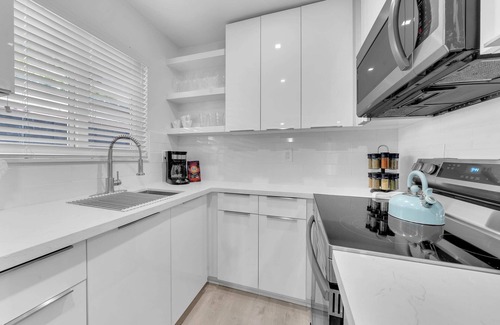 Ludlam House | Cozy Mykonos Home 2/2 | Charming Duplex Retreat