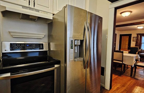 Birmingham House | Cozy Nest - a Charming 3-bedroom house in vibrant Birmingham with WiFi
