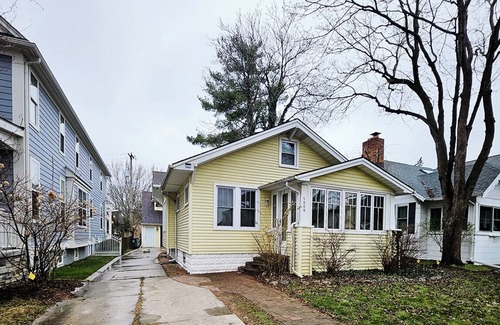 Birmingham House | Cozy Nest - a Charming 3-bedroom house in vibrant Birmingham with WiFi