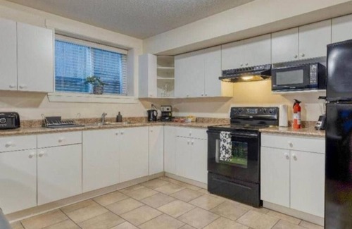 South Newton House | Cozy Nest-In Basement Suite