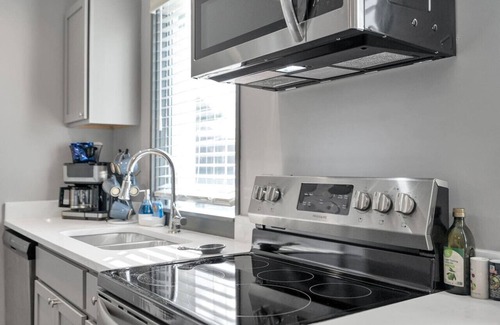 New Orleans Hotel | Cozy New Build - 5min to FQ/Frenchman+Parking