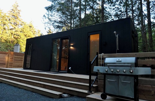 Tofino Cabin | Cozy new cabin in Tofino, blend of luxury and nature. Close to beaches and town