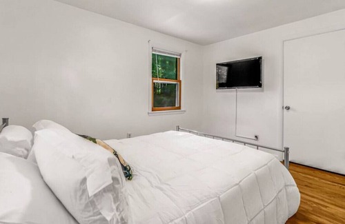 Hamden House | Cozy New England home near Quinnipiac Yale