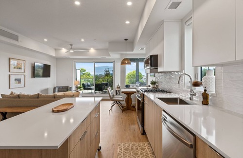 South Pandosy Condo | Cozy New Modern Apartment Steps from the Beach!