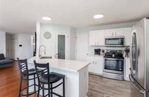 Groveport House | Cozy Newley Remodel 6 Bedroom Home Sleeps 17